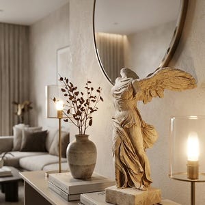 Puede incluir: Una escultura beige de la Victoria de Samotracia se encuentra sobre una estantería con libros y un jarrón con ramas. Un espejo redondo y dos lámparas con luz cálida completan la decoración. La escena evoca elegancia clásica.