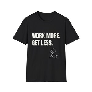 Camiseta "Trabaja más, gana menos", camiseta sarcástica para el trabajo, camiseta divertida para el trabajo, camiseta anti-trabajo, regalo de humor para la oficina, camiseta con estampado oscuro