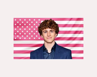 Walker Scobell Pink Amerikanische Flagge Tapisserie - Schauspieler Wand Kunst Dekor | Promi-Fan Zimmer-Flagge | Ästhetischer Rosa Schlafzimmer Dekor