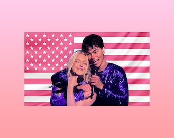 Tapiz con la bandera estadounidense rosa de Malachi Barton y Freya Skye – Arte de pared del dúo de estrellas del pop / Decoración para fans de celebridades / Bandera rosa estética / Amante de la música