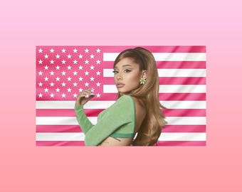 Ariana Grande Pink Amerikanische Flagge Tapisserie - Popstar Wandkunst | Musik Fan Dekor | Ästhetische rosa Flagge | Promi-Zimmer Geschenk