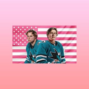 Könnte beinhalten: Zwei Eishockeyspieler in türkisfarbenen Trikots der San Jose Sharks vor einem rosa Hintergrund mit der amerikanischen Flagge. Die Trikots haben weiße und schwarze Details. Das Bild hat einen rosa Farbverlauf.