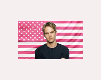 Junge Paul Walker Wandbehang mit Amerikanischer Flagge - Fast & Furious Wandkunst | Promi-Fan-Raum-Dekor | Ästhetische Pink Flagge