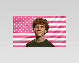 Walker Scobell Pink Amerikanische Flagge Tapisserie - Schauspieler Wand Kunst Dekor | Promi-Fan Zimmer-Flagge | Ästhetischer Rosa Schlafzimmer Dekor