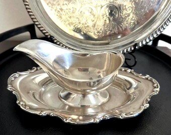 Salsera vintage AMC Silverplate con plato inferior incorporado y borde rococó.