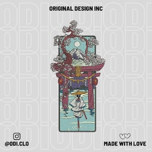 Peut inclure: Écusson brodé représentant un paysage japonais avec une porte torii, des fleurs de cerisier et une figure en tenue traditionnelle. Le design comprend le texte "ORIGINAL DESIGN INC" et le compte Instagram "@odi.clo".