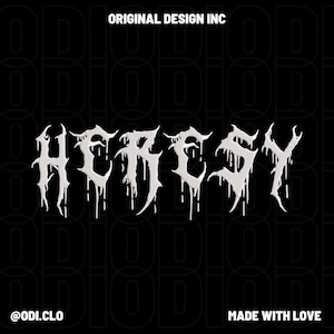 以下が含まれることがあります： 黒い背景に、ゴシック体の白い文字で「HERESY」と書かれています。テキストは滴るような効果があります。画像の上部には「ORIGINAL DESIGN INC」、下部には「MADE WITH LOVE」と「@ODI.CLO」と書かれています。