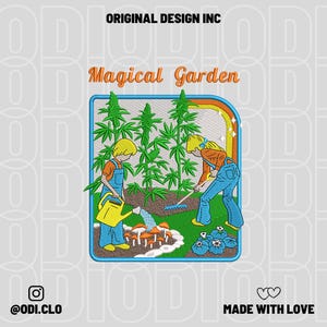 Puede incluir: Parche bordado con el texto "Magical Garden" que muestra dos figuras en un jardín con plantas verdes altas y setas. El parche tiene un borde azul con un arcoíris y el texto "ORIGINAL DESIGN INC" en la parte superior.