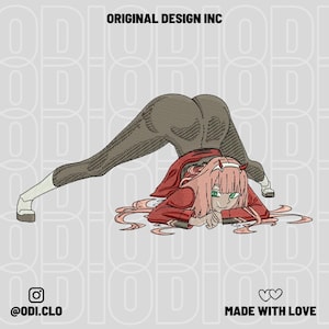 Pode incluir: Design bordado com um personagem de anime em pose de ioga. O personagem tem cabelo rosa, olhos verdes e usa uma roupa vermelha. O texto "ORIGINAL DESIGN INC" e "@odi.clo" também são visíveis.