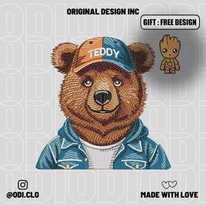 Puede incluir: Un parche bordado que muestra un oso pardo con una gorra de béisbol bicolor naranja y azul con la palabra TEDDY, una chaqueta vaquera azul y una camiseta blanca. Un pequeño gráfico separado de un personaje arbóreo incluye el texto GIFT : FREE DESIGN.