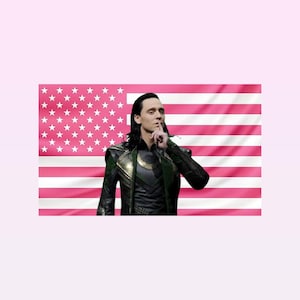 Puede incluir: Una persona con una chaqueta de cuero negra y verde con un emblema dorado, con el dedo en los labios, frente a una bandera estadounidense rosa.