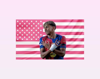 Tapiz rosa con la bandera estadounidense de Lamine Yamal – Arte de pared con temática de estrellas del fútbol / Decoración para aficionados al fútbol / Bandera rosa estética / Regalo para la habitación deportiva