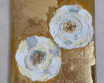 Cuadro floral dorado texturizado, arte abstracto sobre lienzo blanco, decoración neutra para el hogar.