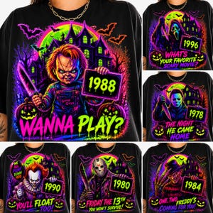 Puede incluir: Una camiseta negra con un estampado gráfico de neón vibrante de personajes de películas de terror como Chucky, Ghostface, Michael Myers, Pennywise, Jason Voorhees y Freddy Krueger, con su año de estreno y citas icónicas.