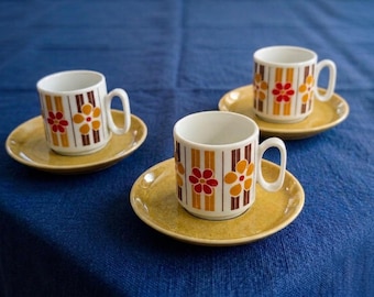 Juego de 3 tazas de café vintage Tognana de los años 70, porcelana italiana con platillos color ocre, motivo floral retro, Made in Italy.