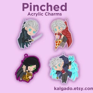 Puede incluir: Cuatro colgantes acrílicos con personajes de estilo anime en varias poses. Los colgantes tienen un borde morado y están sobre un fondo morado claro. El texto "Pinched Acrylic Charms" está en la parte superior.