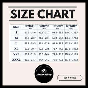 Puede incluir: Una tabla de tallas en blanco y negro titulada SIZE CHART que enumera las tallas de S a XXXL. Las columnas incluyen longitud, anchura y altura en pulgadas, y peso en libras. Un logotipo circular en la parte inferior dice UrbanKitShop.