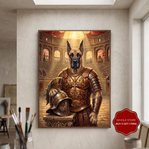 Könnte beinhalten: Leinwanddruck eines Great Dane in römischer Rüstung, der einen Helm hält. Der Hund ist der Mittelpunkt, vor dem Hintergrund eines römischen Kolosseums mit warmer Beleuchtung. Das Kunstwerk ist eine einzigartige Mischung aus Tierporträt und historischen Themen.