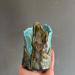 Jarrón de cerámica hecho a mano, cerámica de bosque de musgo, jarrón rústico de tulipanes único, regalo de boda con temática de bosque, decoración para el hogar de artesano holandés