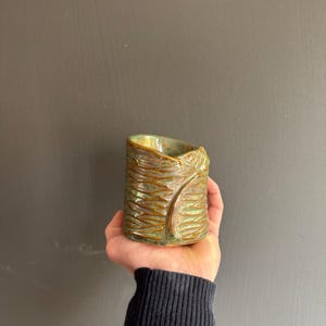Minivas med salviaormbunke · Skulpterad skogsskulptur handgjord keramik