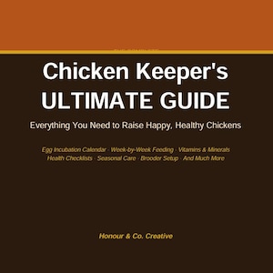 Puede incluir: Portada de libro con el título "Chicken Keeper's ULTIMATE GUIDE" en texto blanco. La portada incluye el subtítulo "Everything You Need to Raise Happy, Healthy Chickens". Texto adicional enumera temas como la incubación de huevos y listas de verificación de salud. El fondo es marrón.