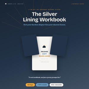Puede incluir: El Silver Lining Workbook es un sistema de reencuadre de 30 días basado en la TCC con una cubierta azul oscuro y páginas interiores blancas. El texto dice: Turn your hardest chapter into your clearest lesson, Release, Shift, Silver Lining.