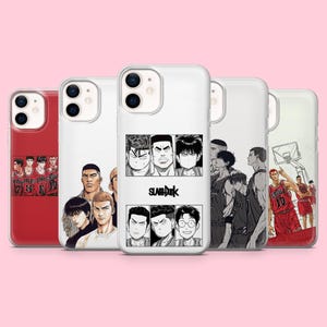 Peut inclure: Plusieurs coques de téléphone avec des illustrations d'anime sur le thème du basket-ball. Les coques présentent des personnages et le logo "Slam Dunk" en noir et blanc. Une coque est rouge avec des numéros de joueurs.