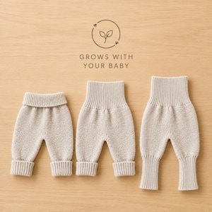 Può includere: Tre paia di pantaloni in maglia beige con vita alta a coste e polsini a coste. I pantaloni sono disposti in ordine di taglia crescente. Sopra i pantaloni, un logo circolare presenta un'icona a foglia e il testo GROWS WITH YOUR BABY.