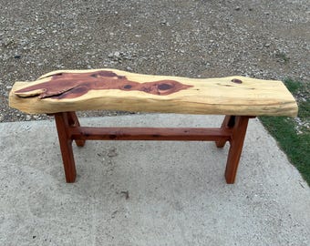 Banco de cedro con borde natural hecho a mano