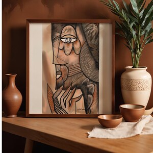 Peut inclure: Impression d'art abstrait dans un cadre en bois. L'œuvre représente un visage avec un œil, une barbe et une main, rendu avec des lignes noires et marron. Un vase marron, deux bols et un vase décoratif avec une plante sont également visibles.