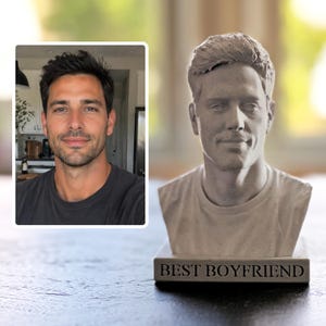 Puede incluir: Un busto gris de un hombre con el texto "BEST BOYFRIEND" en la base. El busto es una escultura detallada de la cabeza y los hombros de un hombre. Una foto del hombre está en la esquina superior izquierda.