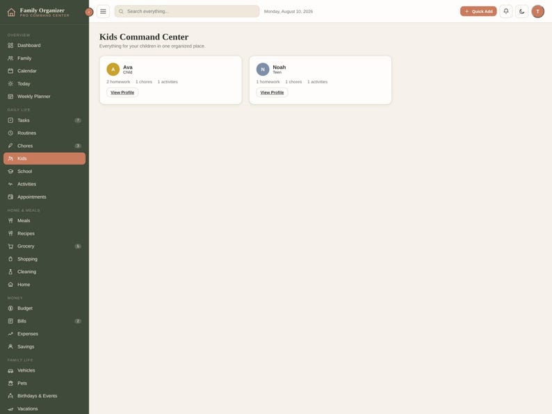 K&ouml;nnte beinhalten: Eine digitale Benutzeroberfl&auml;che mit dem Titel Kids Command Center und einer dunkelgr&uuml;nen Seitenleiste mit Navigationssymbolen. Der Hauptbereich zeigt zwei wei&szlig;e Profilkarten f&uuml;r Ava und Noah mit Angaben zu Hausaufgaben und Aktivit&auml;ten.
