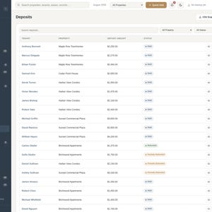 Pode incluir: Uma interface de painel digital intitulada Property Mgmt System Pro exibindo uma tabela de dep&oacute;sitos de inquilinos. A tabela inclui colunas para nomes de inquilinos, locais de propriedades, valores de dep&oacute;sito e indicadores de status.