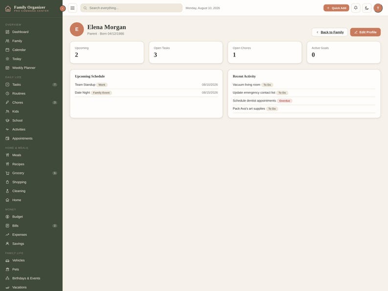 K&ouml;nnte beinhalten: Eine digitale Dashboard-Oberfl&auml;che mit dem Titel Family Organizer Command Center, einem dunkelgr&uuml;nen Seitenmen&uuml; und einem hellbeigen Arbeitsbereich. Sie zeigt das Profil Elena Morgan, anstehende Termine, offene Aufgaben und Aktivit&auml;ten.