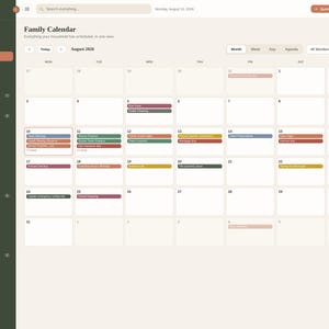 K&ouml;nnte beinhalten: Eine digitale Familienkalender-Oberfl&auml;che mit dem Titel Family Organizer Command Center, die ein Monatsraster f&uuml;r August 2026 zeigt. Das Layout umfasst eine dunkelgr&uuml;ne Seitenleiste mit Navigationssymbolen und einen hellen, cremefarbenen Bereich.