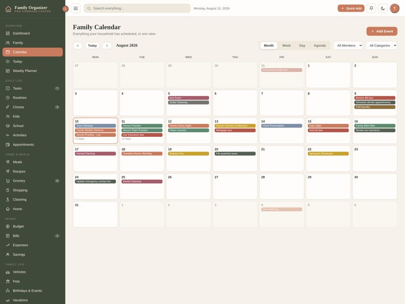 K&ouml;nnte beinhalten: Eine digitale Familienkalender-Oberfl&auml;che mit dem Titel Family Organizer Command Center, die ein Monatsraster f&uuml;r August 2026 zeigt. Das Layout umfasst eine dunkelgr&uuml;ne Seitenleiste mit Navigationssymbolen und einen hellen, cremefarbenen Bereich.