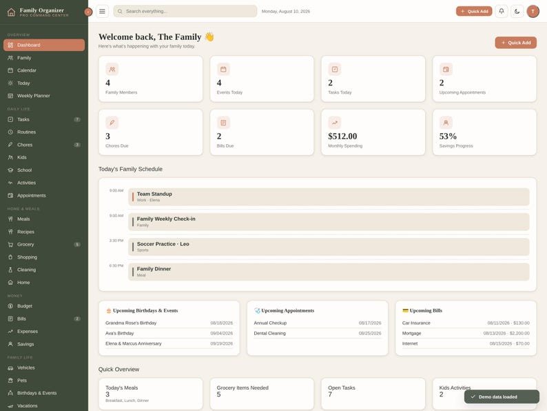 K&ouml;nnte beinhalten: Eine digitale Familien-Organizer-Dashboard-Oberfl&auml;che mit einer dunkelgr&uuml;nen Seitenleiste mit Navigationssymbolen und einem hellbeigen Hauptbereich. Der Bildschirm zeigt verschiedene Widgets f&uuml;r Familienmitglieder, Termine, Aufgaben und Rechnungen.