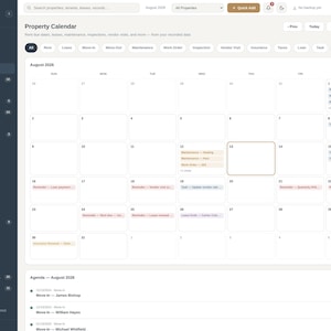 Pode incluir: Uma interface de software de gest&atilde;o de propriedades exibindo um calend&aacute;rio de propriedades para agosto de 2026. O painel apresenta uma barra lateral escura com menus de navega&ccedil;&atilde;o e uma grade de calend&aacute;rio branca com tarefas codificadas.