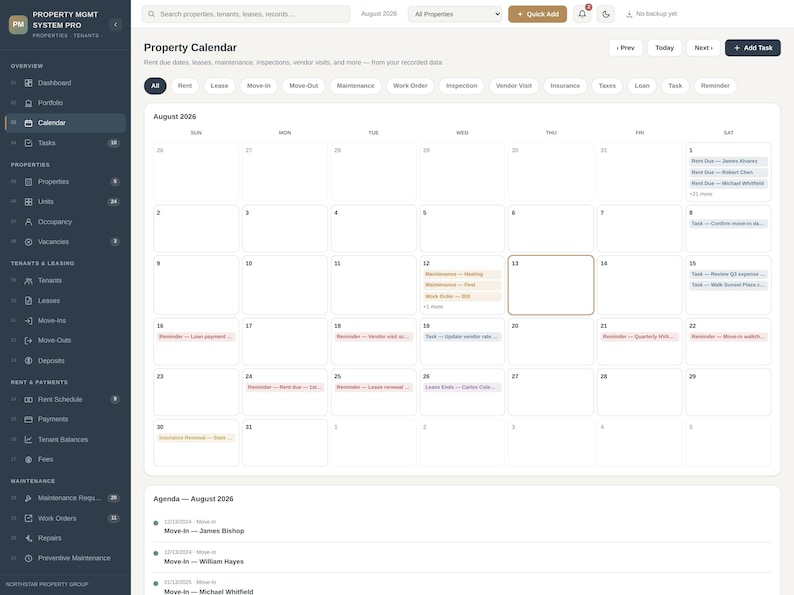 Pode incluir: Uma interface de software de gest&atilde;o de propriedades exibindo um calend&aacute;rio de propriedades para agosto de 2026. O painel apresenta uma barra lateral escura com menus de navega&ccedil;&atilde;o e uma grade de calend&aacute;rio branca com tarefas codificadas.