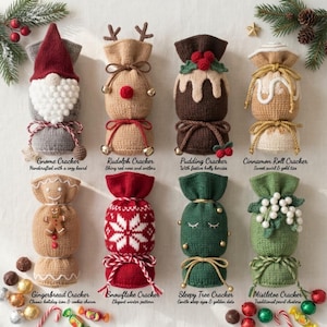 Può includere: Otto cracker natalizi lavorati a maglia con motivi festivi: uno gnomo con cappello rosso, una renna con corna, un pudding natalizio con bacche, un rotolo alla cannella, un omino di pan di zenzero, un fiocco di neve, un albero e vischio.
