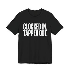 Camiseta "Clocked In Tapped Out" / Camiseta divertida para trabajadores agotados / Regalo sarcástico para compañeros de trabajo / Camiseta para empleados quemados / Camiseta gráfica millennial imagen 3