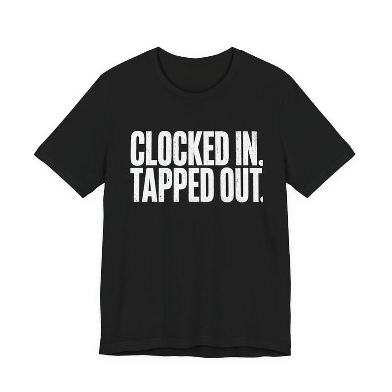 Camiseta "Clocked In Tapped Out" / Camiseta divertida para trabajadores agotados / Regalo sarcástico para compañeros de trabajo / Camiseta para empleados quemados / Camiseta gráfica millennial imagen 3