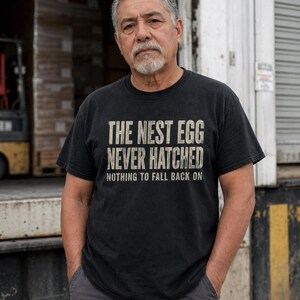 Camiseta "Huerto que nunca eclosionó" / Camiseta divertida para jubilados / Regalo sarcástico para quienes no tienen ahorros / Camiseta gráfica de clase trabajadora / Humor para jubilados sin dinero imagen 1