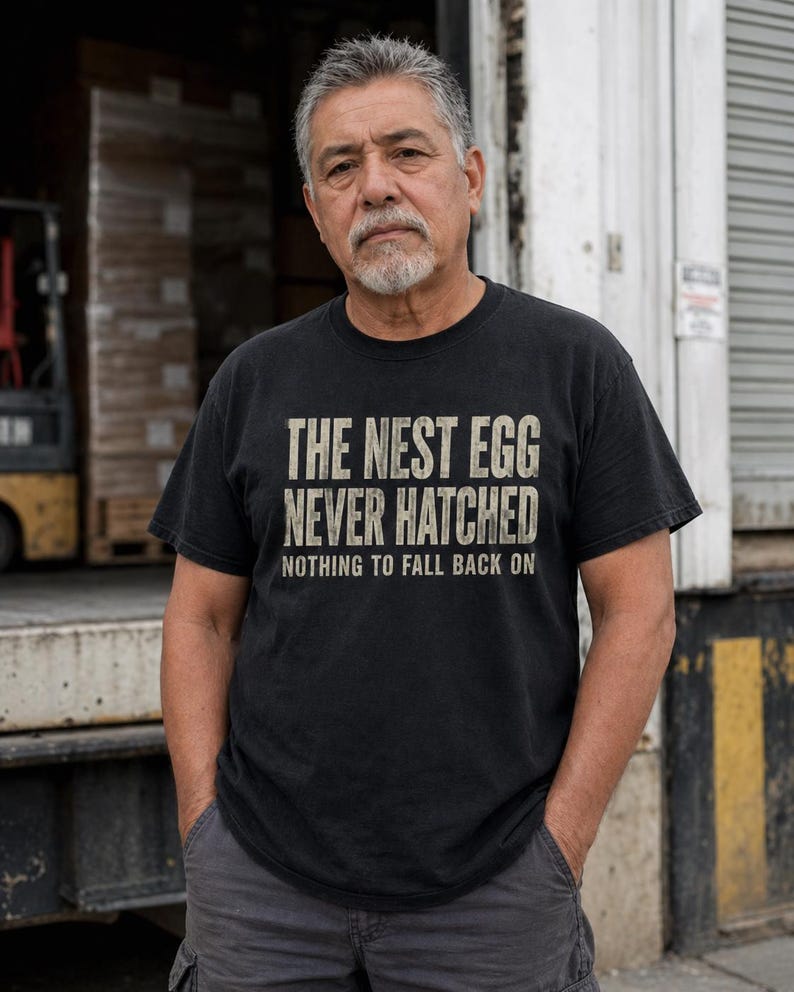 Camiseta "Huerto que nunca eclosionó" / Camiseta divertida para jubilados / Regalo sarcástico para quienes no tienen ahorros / Camiseta gráfica de clase trabajadora / Humor para jubilados sin dinero imagen 1