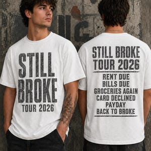 Camiseta Still Broke Tour 2026, Camiseta gráfica divertida sobre la falta de dinero, Camiseta sobre el costo de vida, Camiseta con humor sobre la inflación, Camiseta con chiste sobre el día de pago, Camiseta de la clase trabajadora imagen 1