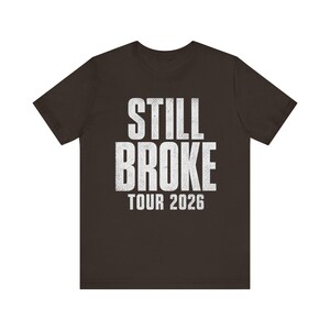 Camiseta Still Broke Tour 2026, Camiseta gráfica divertida sobre la falta de dinero, Camiseta sobre el costo de vida, Camiseta con humor sobre la inflación, Camiseta con chiste sobre el día de pago, Camiseta de la clase trabajadora imagen 10