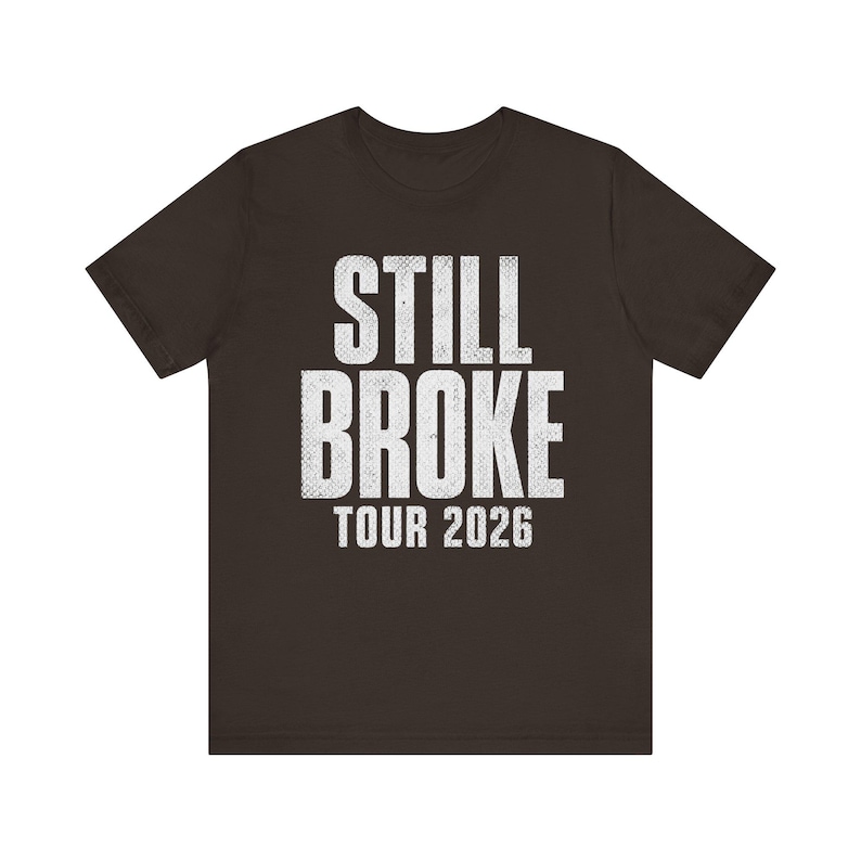 Camiseta Still Broke Tour 2026, Camiseta gráfica divertida sobre la falta de dinero, Camiseta sobre el costo de vida, Camiseta con humor sobre la inflación, Camiseta con chiste sobre el día de pago, Camiseta de la clase trabajadora imagen 10