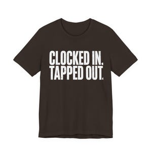 Camiseta "Clocked In Tapped Out" / Camiseta divertida para trabajadores agotados / Regalo sarcástico para compañeros de trabajo / Camiseta para empleados quemados / Camiseta gráfica millennial imagen 2