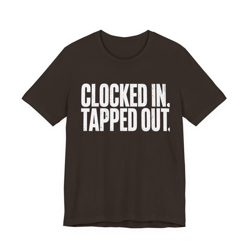 Camiseta "Clocked In Tapped Out" / Camiseta divertida para trabajadores agotados / Regalo sarcástico para compañeros de trabajo / Camiseta para empleados quemados / Camiseta gráfica millennial imagen 2