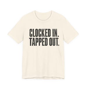 Camiseta "Clocked In Tapped Out" / Camiseta divertida para trabajadores agotados / Regalo sarcástico para compañeros de trabajo / Camiseta para empleados quemados / Camiseta gráfica millennial imagen 7